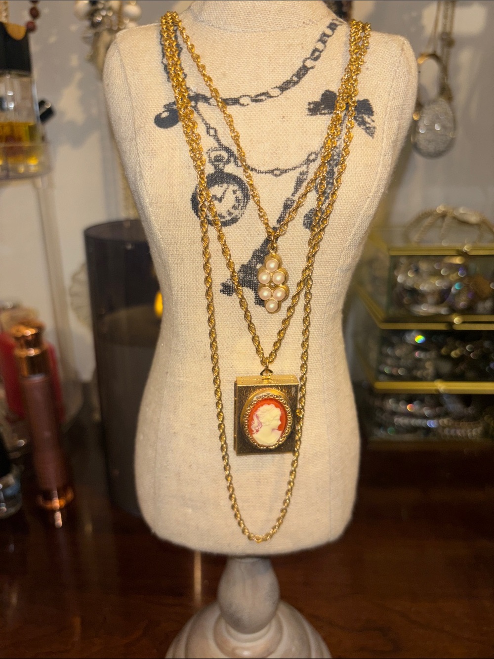 Vintage-Style Gold Cameo Pendant Necklace with Pearl Cluster Accent